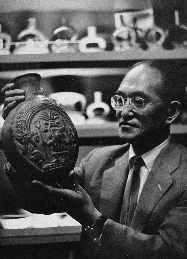 Yoshitaro amano saisissant une céramique préhispanique