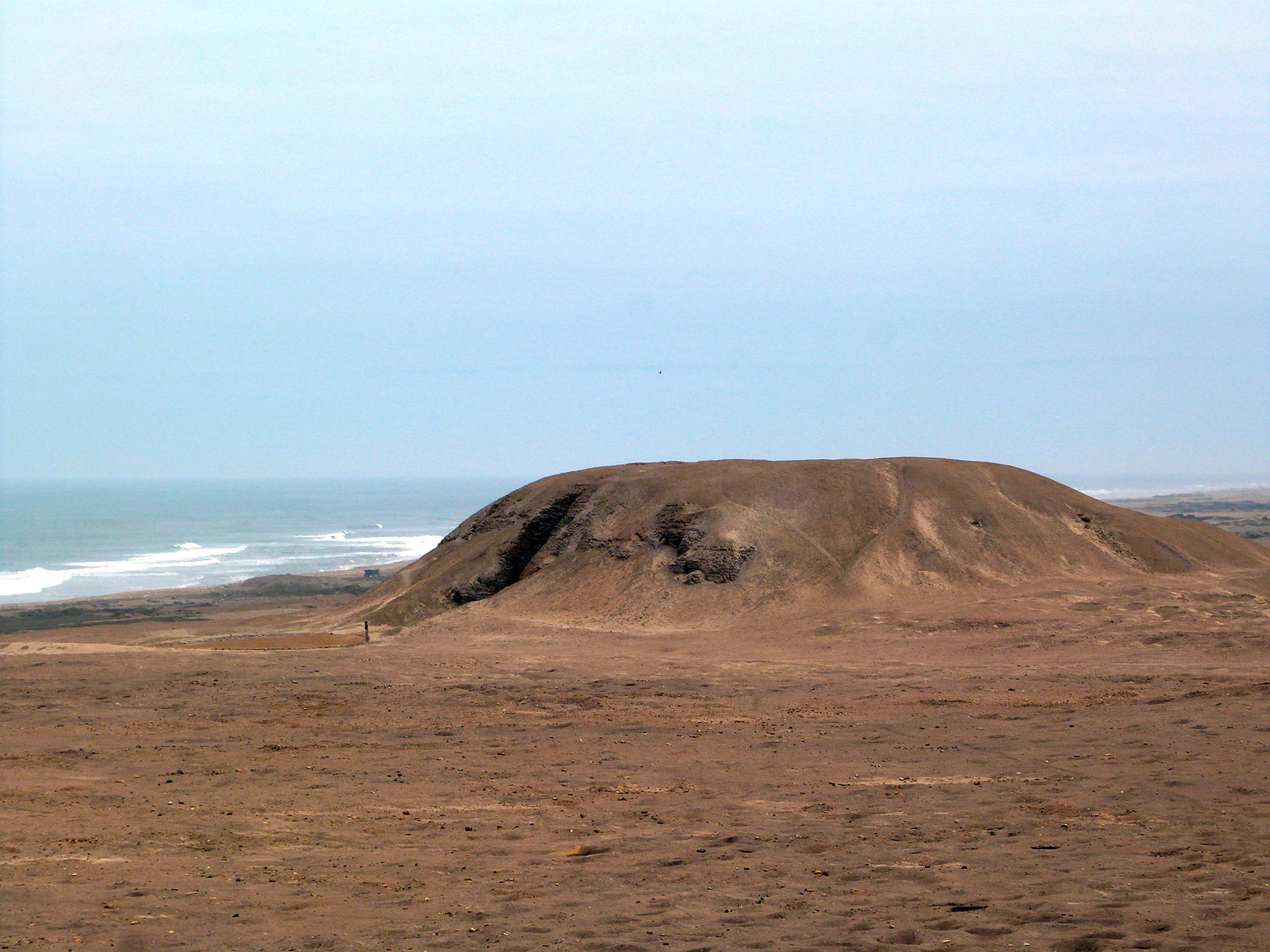 La huaca cortada dans le site archéologique del Brujo