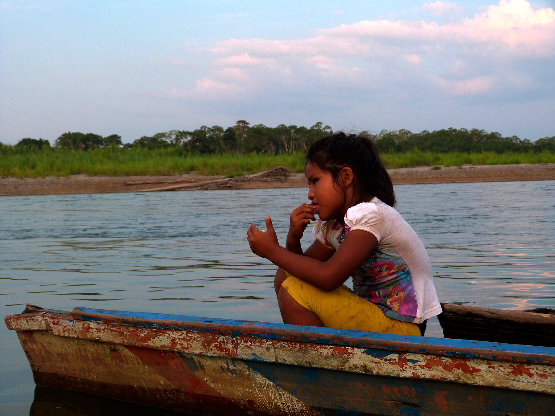 fillette au bord du rio tambo